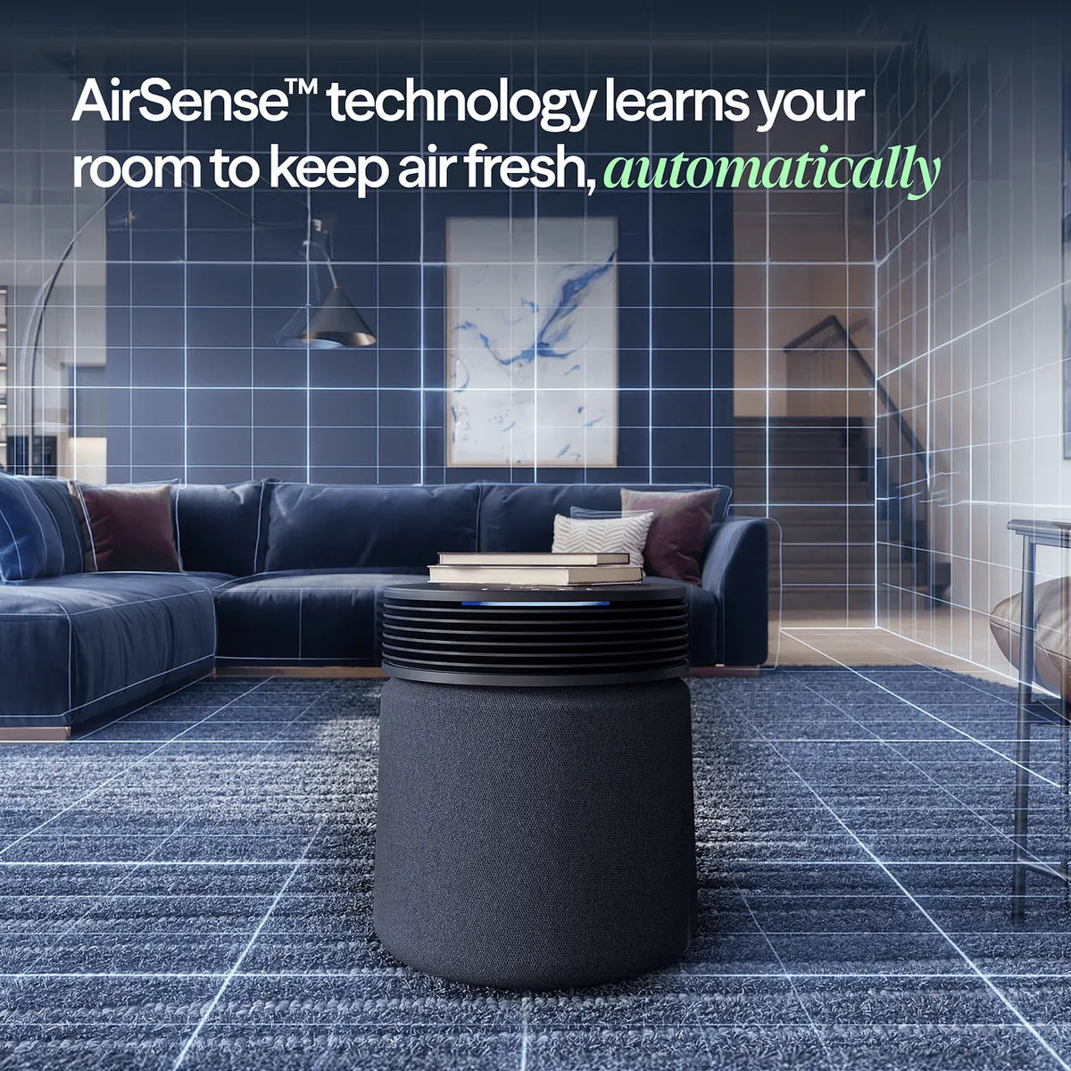 Blueair Blue Signature SP4i Luftreiniger, zylindrische Form in Anthrazit, im Wohnzimmer mit blauem Sofa, Grafik zur „AirSense“-Technologie