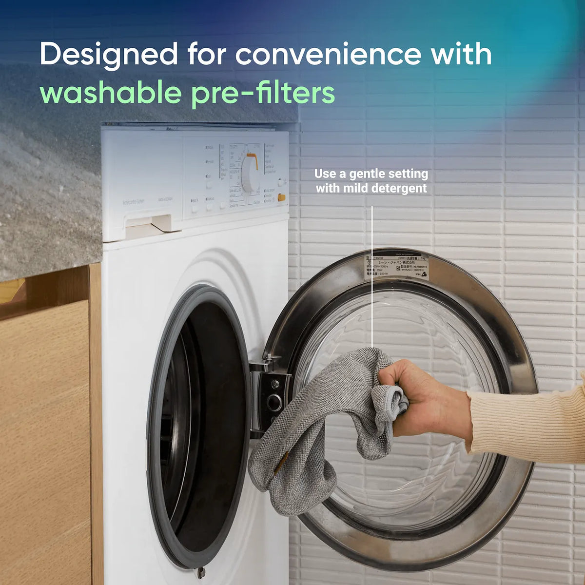 Hand legt grauen Vorfilter in Waschmaschine, Grafik „Designed for convenience with washable pre-filters“
