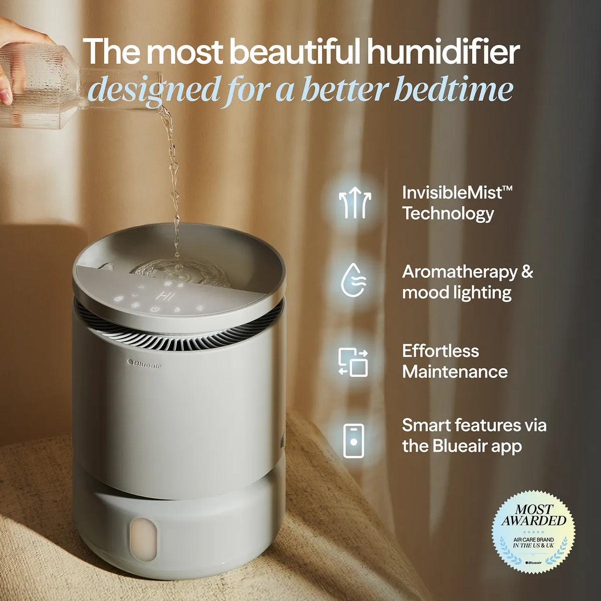 Blueair DreamWell H38i Luftbefeuchter in Grau wird mit Wasser befüllt, Grafik mit Funktionsmerkmalen auf Englisch