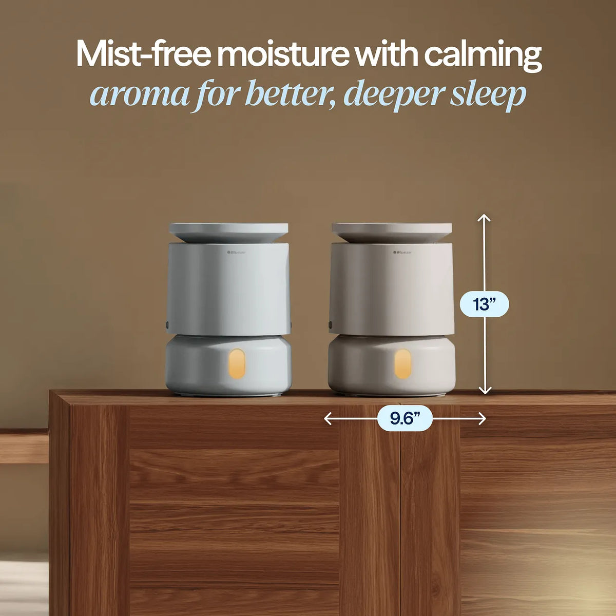 Blueair DreamWell Luftbefeuchter in Hellblau und Beige nebeneinander auf Holzkommode mit Maßangaben 13 und 9,6 Zoll