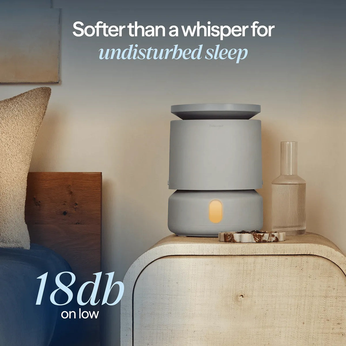 Blueair DreamWell H38i Luftbefeuchter in Grau auf Nachttisch neben Vase im Schlafzimmer, Grafik „18db on low“