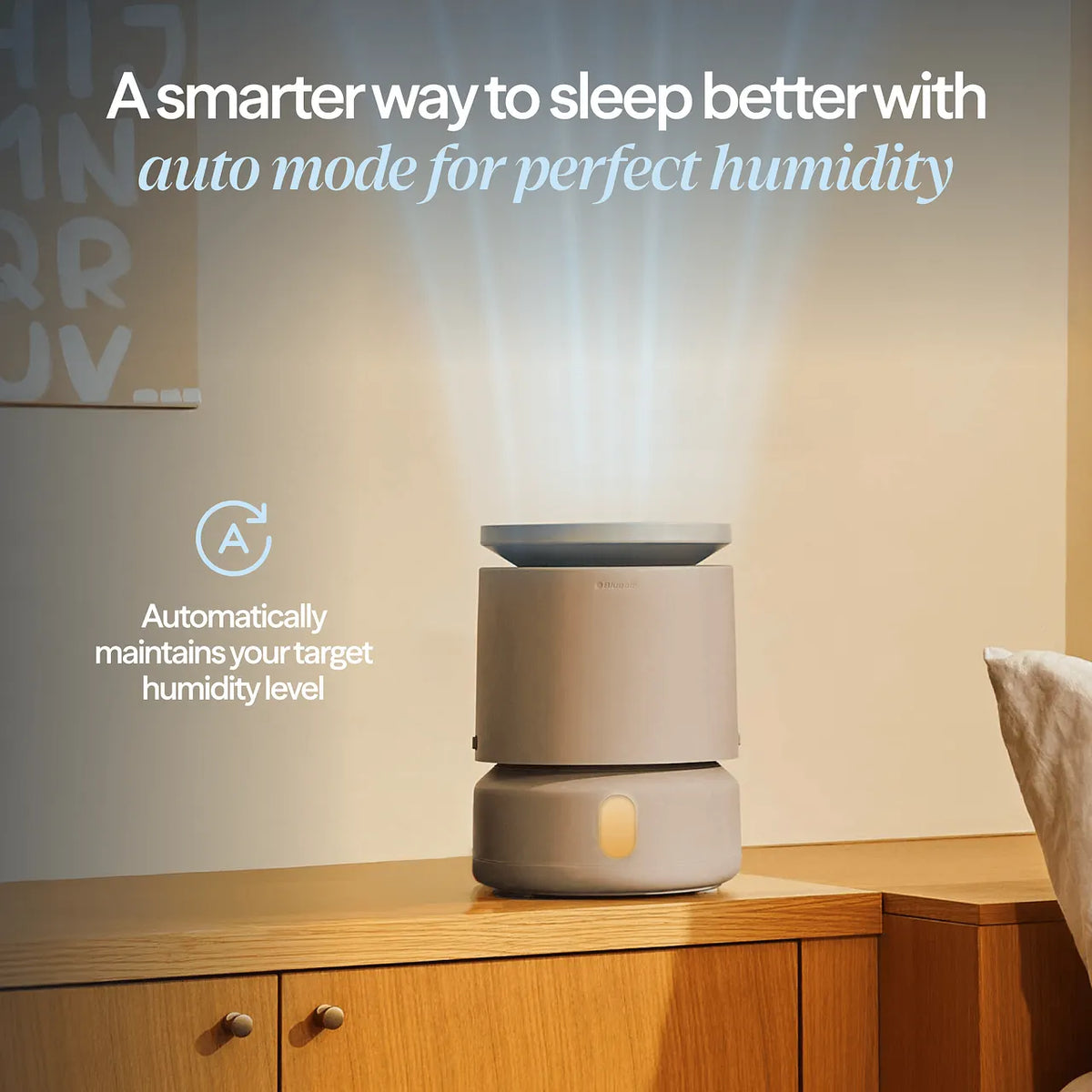 Blueair DreamWell H38i Luftbefeuchter auf Sideboard im Schlafzimmer, Grafik zum Auto-Modus für Luftfeuchtigkeit